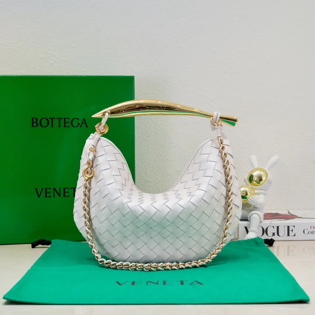 Batch 1860 Bv2024 early spring new product ⛓️Chain SARDINE 💙 Upgraded chain shoulder strap ⛓️ Chic and high-end, showing the fashion taste of urban women! Metal handles and classic weaving are combined together to perfectly integrate art and elegance. Through exquisite craftsmanship, new sardine-shaped handles are cast, and the brass material is the finishing touch. Each handle has a unique light-floating effect. The top-grade sheepskin material is woven to create a half-moon-shaped bag body, which has a fleshy touch and satisfies the preferences of those who pay attention to details. It is the most outstanding fashionable item for any occasion! 💕 Size: 33x20x4, Model: 6768#